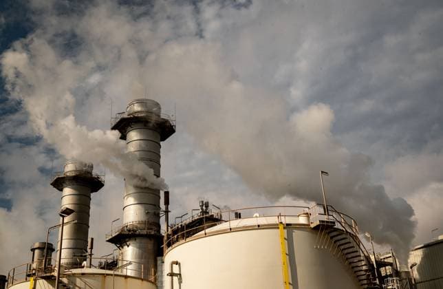 October 4, 2025, Sant Adria Del Besos, Barcelona, Spain: Smoke air emissions coming from the chimneys of Combined cycle thermoelectric plant Besos Power Station located in Sant Adria del Besos, Barcelona, Spain and owned by Spanish multinational electric utility companies Naturgy and Endesa. Central termica del Besos, power plant, Sant Adria Del Besos Spain - ZUMAb137 20251004_fap_b137_001 Copyright: xJordixBoixareux
