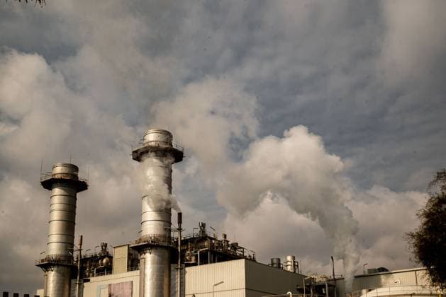 October 4, 2025, Sant Adria Del Besos, Barcelona, Spain: Smoke air emissions coming from the chimneys of Combined cycle thermoelectric plant Besos Power Station located in Sant Adria del Besos, Barcelona, Spain and owned by Spanish multinational electric utility companies Naturgy and Endesa. Central termica del Besos, power plant, Sant Adria Del Besos Spain - ZUMAb137 20251004_fap_b137_004 Copyright: xJordixBoixareux