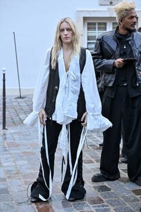 PFW Ann Demeulemeester Outside Arrivals Guest arriving at Ann Demeulemeester show during Paris Fashion Week in Paris, France on October 4, 2025. Photo by Julien Reynaud APS-Medias ABACAPRESS.COM Paris France Copyright: xReynaudxJulien APS-Medias ABACAx