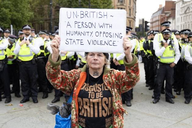 October 4, 2025, London, United Kingdom: A protester holds a placard during a Lift the Ban protest by pro-Palestine group Defend our Juries in Trafalgar Square. London United Kingdom - ZUMAs197 20251004_aaa_s197_198 Copyright: xPhilxLewisx