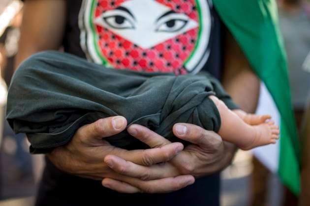 October 4, 2025, Madrid, Madrid, Spain: A protester holds a wrapped doll representing children killed in Palestine during a pro-Palestinian demonstration in central Madrid in solidarity with the Palestinian people in the face of Israeli attacks and condemning the interception by Israeli forces of the Global Sumud Flotilla ships. Madrid Spain - ZUMAs296 20251004_znp_s296_005 Copyright: xLuisxSotox