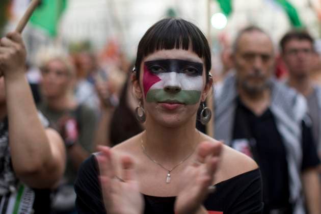 October 4, 2025, Madrid, Madrid, Spain: A protester with the Palestinian flag painted on her face applauds during a pro-Palestinian demonstration in central Madrid in solidarity with the Palestinian people in the face of Israeli attacks and condemning the interception by Israeli forces of the Global Sumud Flotilla ships. Madrid Spain - ZUMAs296 20251004_znp_s296_009 Copyright: xLuisxSotox
