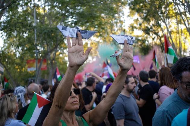 October 4, 2025, Madrid, Madrid, Spain: Thousands of people have marched in protest in solidarity with the Palestinian people through the streets of downtown Madrid. Protesters have demonstrated to stop the genocide being committed by Israel against the Palestinian people and to demand the breaking of relations and the end of arms sales between Spain and Israel. Madrid Spain - ZUMAl225 20251004_zip_l225_005 Copyright: xAlvaroxLagunax