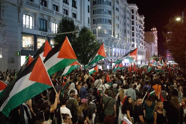 October 4, 2025, Madrid, Madrid, Spain: Thousands of people have marched in protest in solidarity with the Palestinian people through the streets of downtown Madrid. Protesters have demonstrated to stop the genocide being committed by Israel against the Palestinian people and to demand the breaking of relations and the end of arms sales between Spain and Israel. Madrid Spain - ZUMAl225 20251004_zip_l225_046 Copyright: xAlvaroxLagunax