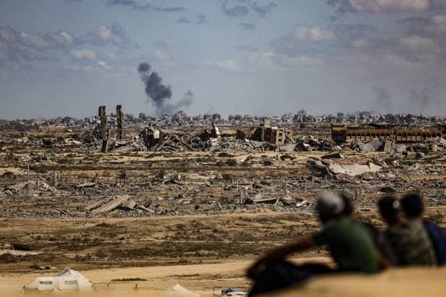 Israeli attacks continue on Gaza DEIR AL BALAH, GAZA - OCTOBER 5: Smoke rises from Gaza City seen from Deir al Balah, following intense Israeli military attacks on northern Gaza, on October 5, 2025. Khames Alrefi Anadolu Deir Al Balah Gaza. Editorial use only. Please get in touch for any other usage.  Copyright: x2025xAnadoluxKhamesxAlrefix