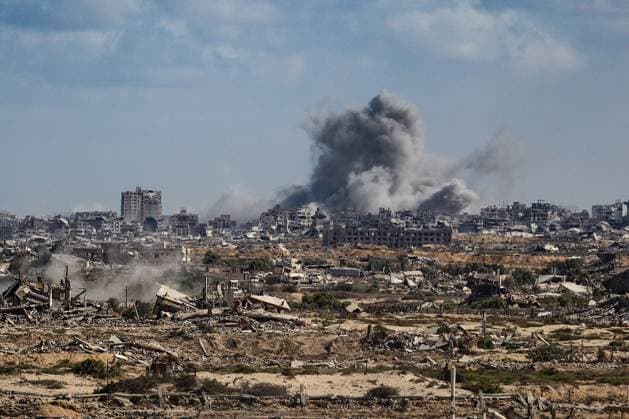 Israeli attacks continue on Gaza DEIR AL BALAH, GAZA - OCTOBER 5: Smoke rises from Gaza City seen from Deir al Balah, following intense Israeli military attacks on northern Gaza, on October 5, 2025. Khames Alrefi Anadolu Deir Al Balah Gaza. Editorial use only. Please get in touch for any other usage.  Copyright: x2025xAnadoluxKhamesxAlrefix