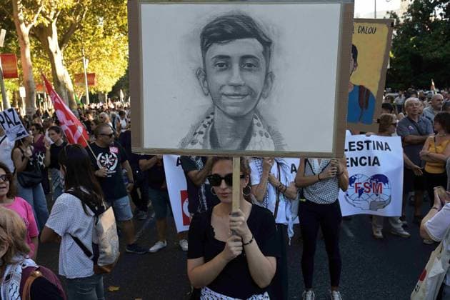 October 4, 2025, Madrid, Madrid, Spain: Protesters hold banners and Palestinian banners during a demonstration in solidarity with the Palestinians in the Gaza strip, in Madrid. Madrid Spain - ZUMA- Oc 20251004_zsp_d308_015 Copyright: xJuanxCarlosxLucasx