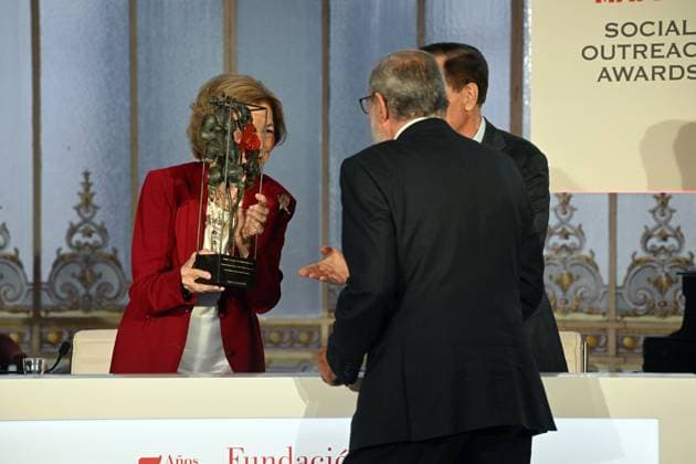 Queen Sofia presides over the presentation of the Social Awards of the Mapfre Foundation 2025 Alejandro Izuzquiza receives from Queen Sofia the Julio Castelo Matrán International Insurance Award during the presentation of the Social Awards of the Mapfre Foundation 2025 at the Real Casino, on October 8, 2025, in Madrid Spain FAMOUS AWARDS MAFRE FOUNDATION REALEZA José Madrid Madrid Madrid Spain  Copyright: xJosÃ xOlivax 7012334