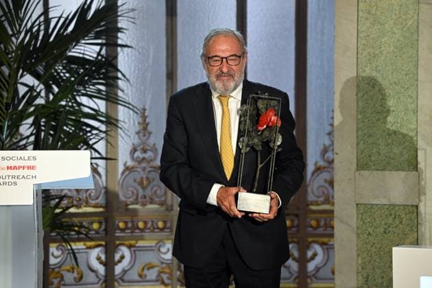 Queen Sofia presides over the presentation of the Social Awards of the Mapfre Foundation 2025 Alejandro Izuzquiza receives the Julio Castelo Matrán International Insurance Award during the presentation of the Social Awards of the Mapfre Foundation 2025 at the Real Casino, on October 8, 2025, in Madrid Spain FAMOUS AWARDS MAFRE FOUNDATION MAFRE REALEZA José Madrid Madrid Madrid Spain  Copyright: xJosÃ xOlivax 7012335