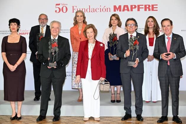 Queen Sofia presides over the presentation of the Mapfre Foundation 2025 Social Awards I D The Minister of Inclusion, Social Security and Migration in Spain is Elma Saiz Delgado, Alejandro Izuzquiza, João Carlos Martins, Infanta Elena, Queen Sofia, Cesarina Fabián Medina, Juan Manuel Buergo and the president of the Mapfre Foundation, Antonio Huertas Mejías, during the presentation of the Mapfre Foundation 2025 Social Awards at the Real Casino, on October 8, 2025, in Madrid Spain FAMOS PREMOS PREMIOS FUNDACIÓN MAFRE REALEZA José Madrid Madrid Madrid Spain  Copyright: xJosÃ xOlivax 7012524