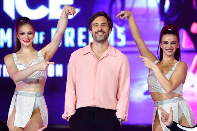 Singer Max Giesinger with figure skaters at the press call for the new show Holiday on Ice Cinema of Dreams at Dock 1 in Cologne Cologne, 08 10 2025 NRW Germany Copyright: xChristophxHardtx
