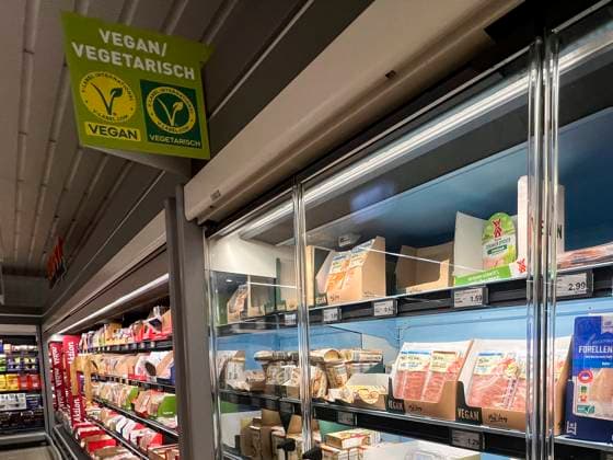abb Green sign with the inscription Vegan Vegetarian on the refrigerated shelf at the discounter Aldi Vegan meat sausage fish and cheese abgebote 08 102025 in Hamburg The EU Parliament has voted that meat substitutes should no longer be called vegan vegetarian burgers, schnitzel and sausage in the future So far,