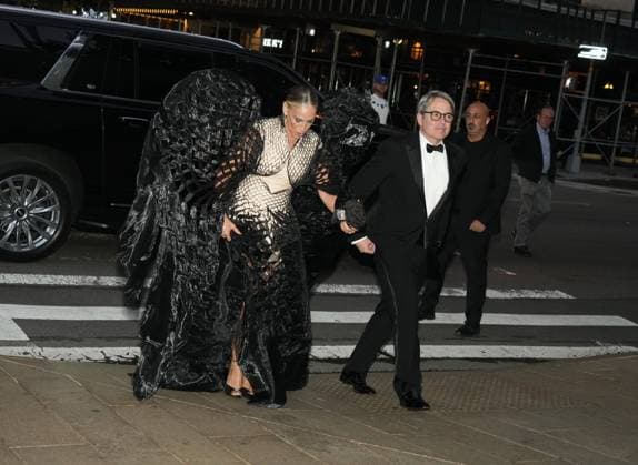 October 8, 2025, New York, New York, USA: SARAH JESSICA PARKER and MATTHEW BRODERICK attend the 2025 New York City Ballet Fall Fashion Gala.David H. Koch Theater, Lincoln Center, NYC .October 8, 2025. ...SARAH JESSICA PARKER attends the 2025 New York City Ballet Fall Fashion Gala.David H. Koch Theater, Lincoln Center, NYC .October 8, 2025. ...attends the 2025 New York City Ballet Fall Fashion Gala.David H. Koch Theater, Lincoln Center, NYC .October 8, 2025. New York USA - ZUMAms4_ 20251008_faf_ms4_017 Copyright: xSoniaxMoskowitzxGordonx