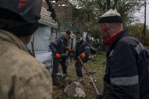 Aftermath of Russian attack on Ukraine s Kramatorsk KRAMATORSK, UKRAINE - OCTOBER 09: Ukrainian residents work on their homes following the Russian airstrike on Kramatorsk, Donetsk region, Ukraine on October 09, 2025. During the night and morning of today, October 9, Russian troops shelled Kramatorsk in the Donetsk region with drones, guided bombs (GABs) and Smerch multiple launch rocket systems. In one of the areas, rescuers were extinguishing a fire in private homes. A local resident was injured. Jose Colon Anadolu Kramatorsk Ukraine. Editorial use only. Please get in touch for any other usage. Copyright: x2025xAnadoluxJosexColonx