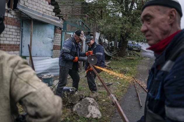 Aftermath of Russian attack on Ukraine s Kramatorsk KRAMATORSK, UKRAINE - OCTOBER 09: Ukrainian residents work on their homes following the Russian airstrike on Kramatorsk, Donetsk region, Ukraine on October 09, 2025. During the night and morning of today, October 9, Russian troops shelled Kramatorsk in the Donetsk region with drones, guided bombs (GABs) and Smerch multiple launch rocket systems. In one of the areas, rescuers were extinguishing a fire in private homes. A local resident was injured. Jose Colon Anadolu Kramatorsk Ukraine. Editorial use only. Please get in touch for any other usage. Copyright: x2025xAnadoluxJosexColonx