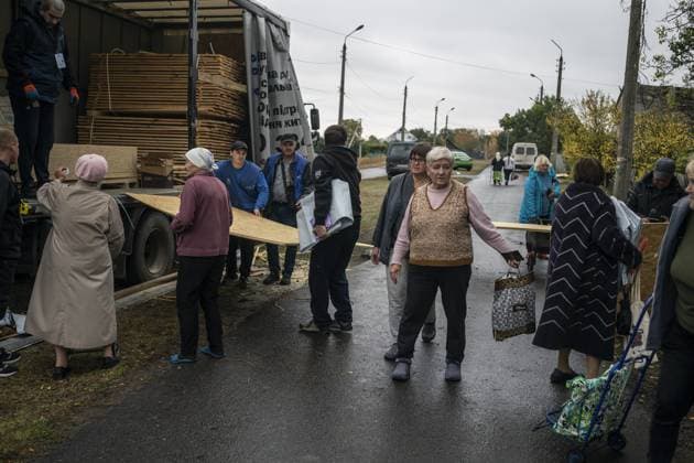 Aftermath of Russian attack on Ukraine s Kramatorsk KRAMATORSK, UKRAINE - OCTOBER 09: Ukrainian residents work on their homes following the Russian airstrike on Kramatorsk, Donetsk region, Ukraine on October 09, 2025. During the night and morning of today, October 9, Russian troops shelled Kramatorsk in the Donetsk region with drones, guided bombs (GABs) and Smerch multiple launch rocket systems. In one of the areas, rescuers were extinguishing a fire in private homes. A local resident was injured. Jose Colon Anadolu Kramatorsk Ukraine. Editorial use only. Please get in touch for any other usage. Copyright: x2025xAnadoluxJosexColonx