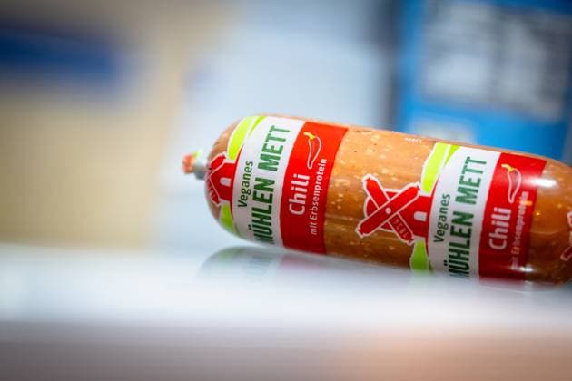 Debate about the names of vegan meat alternatives Symbolic image Oldenburg, Germany, 09 10 2025 Symbolic image of a vegan meat substitute product There is currently a renewed debate in Germany and the EU about the labeling and permissible names of plant-based alternatives to meat products