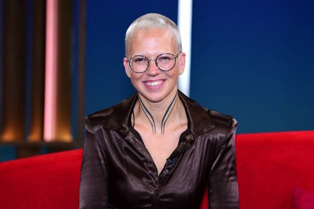 Stefanie Heinzmann as a guest on the red sofa in the program DAS NDR on 27 06 2025 in Hamburg Laura Karasek as a guest in the program DAS NDR in Hamburg
