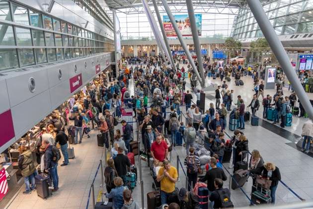Full check-in hall, queues, Terminal B, many thousands of people start their vacation on the first day of the NRW autumn vacations, at Düsseldorf Airport, but the waiting times were kept within limits, despite the large rush, NRW, Germany vacation start DUS
