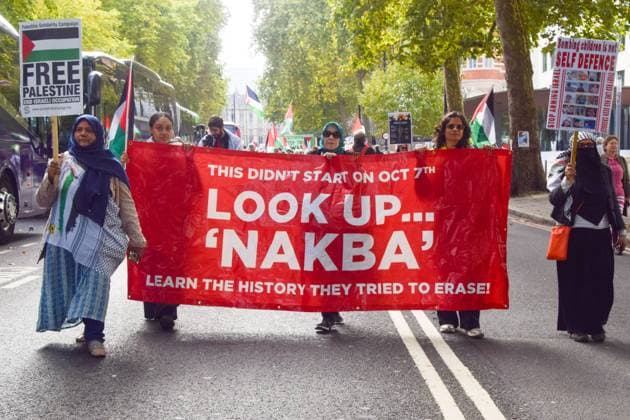 News Bilder des Tages October 11, 2025, London, England, United Kingdom: Protesters hold a Nakba banner in Victoria Embankment. Tens of thousands of people marched in central London in solidarity with Palestine as the Israel-Hamas ceasefire begins in Gaza. London United Kingdom - ZUMAv130 20251011_zip_v130_035 Copyright: xVukxValcicx