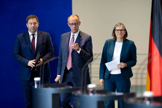 Autogipfel DEU, Deutschland, Germany, Allemande, Berlin, 09.10.2025 Lars Klingbeil , Co-Vorsitzender der SPD Vizekanzler und Bundesfinanzminister , Friedrich Merz , Bundeskanzler und Vorsitzender der CDU und Christiane Benner , Vorsitzende der Industriegewerkschaft IG Metall (v.l.n.r.) waehrend der Pressekonferenz nach dem sog. Autogipfel zur Zukunft der deutschen Wirtschaft und der Autoindustrie mit Vertretern der Automobilindustrie und Gewerkschaften im Kanzleramt in Berlin Deutschland en: Lars Klingbeil , Co-Chairman of the SPD Vice Chancellor and Federal Minister of Finance , Friedrich Merz , Federal Chancellor and Chairman of the CDU and Christiane Benner , Chairwoman of the industrial union IG Metal (from left to right) during the pre