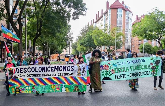 October 12, 2025, Madrid, Madrid, SPAIN: Demonstration and parade on October 12 in Madrid, under the slogan Let s Decolonize Ourselves: A Flowering Land Against the Genocidal Order. The event brought together collectives, artists, and activists defending Indigenous peoples and opposing the colonial commemoration of Hispanic Heritage Day. Madrid SPAIN - ZUMAz108 20251012_znp_z108_020 Copyright: xRichardxZubelzux
