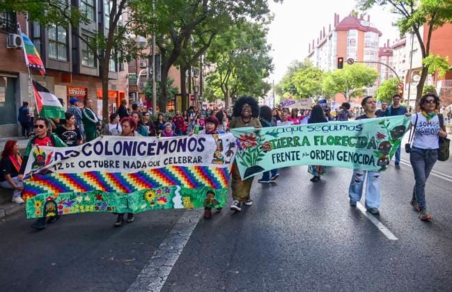 October 12, 2025, Madrid, Madrid, SPAIN: Demonstration and parade on October 12 in Madrid, under the slogan Let s Decolonize Ourselves: A Flowering Land Against the Genocidal Order. The event brought together collectives, artists, and activists defending Indigenous peoples and opposing the colonial commemoration of Hispanic Heritage Day. Madrid SPAIN - ZUMAz108 20251012_znp_z108_015 Copyright: xRichardxZubelzux