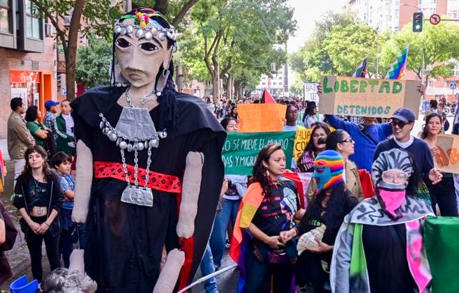 October 12, 2025, Madrid, Madrid, SPAIN: Demonstration and parade on October 12 in Madrid, under the slogan Let s Decolonize Ourselves: A Flowering Land Against the Genocidal Order. The event brought together collectives, artists, and activists defending Indigenous peoples and opposing the colonial commemoration of Hispanic Heritage Day. Madrid SPAIN - ZUMAz108 20251012_znp_z108_027 Copyright: xRichardxZubelzux