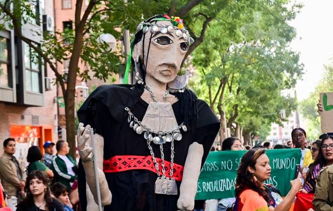 October 12, 2025, Madrid, Madrid, SPAIN: Demonstration and parade on October 12 in Madrid, under the slogan Let s Decolonize Ourselves: A Flowering Land Against the Genocidal Order. The event brought together collectives, artists, and activists defending Indigenous peoples and opposing the colonial commemoration of Hispanic Heritage Day. Madrid SPAIN - ZUMAz108 20251012_znp_z108_025 Copyright: xRichardxZubelzux