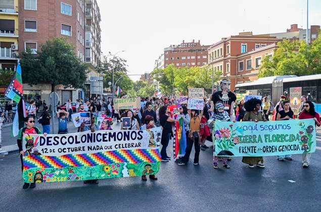 October 12, 2025, Madrid, Madrid, SPAIN: Demonstration and parade on October 12 in Madrid, under the slogan Let s Decolonize Ourselves: A Flowering Land Against the Genocidal Order. The event brought together collectives, artists, and activists defending Indigenous peoples and opposing the colonial commemoration of Hispanic Heritage Day. Madrid SPAIN - ZUMAz108 20251012_znp_z108_030 Copyright: xRichardxZubelzux
