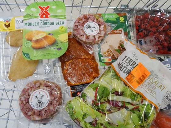13 10 2025 Switzerland, EU Parliament wants to ban names such as veggie sausage, steak and schnitzel Picture right Steak Meat Vegetarian meals Cordon Bleu No meat