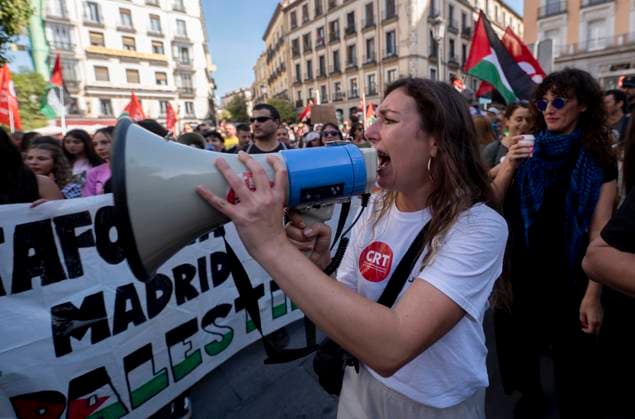 Concentration in front of the Ministry of Foreign Affairs on the occasion of the general strike for Palestine Concentration for Palestine, in front of the Ministry of Foreign Affairs, on October 15, 2025, in Madrid Spain Today a general and student strike is called throughout Spain in support of the Palestinian people and in protest against the genocide in Gaza The call, promoted by several unions and pro-Palestinian associations, combines demonstrations, 24-hour strikes and partial stoppages called by UGT and CCOO The day, which seeks to make visible, according to its promoters, international complicity with the attacks in Gaza, comes just after the announcement of a first phase of the peace plan between Israel and Hamas 15 OCTOBER 2025 P  Copyright: xAlbertoxOrtegax 7028752