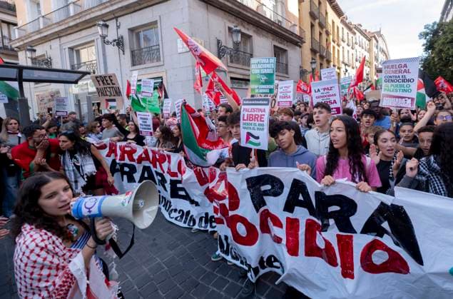 Concentration in front of the Ministry of Foreign Affairs on the occasion of the general strike for Palestine Concentration for Palestine, in front of the Ministry of Foreign Affairs, on October 15, 2025, in Madrid Spain Today a general and student strike is called throughout Spain in support of the Palestinian people and in protest against the genocide in Gaza The call, promoted by several unions and pro-Palestinian associations, combines demonstrations, 24-hour strikes and partial stoppages called by UGT and CCOO The day, which seeks to make visible, according to its promoters, international complicity with the attacks in Gaza, comes just after the announcement of a first phase of the peace plan between Israel and Hamas 15 OCTOBER 2025 P  Copyright: xAlbertoxOrtegax 7028757