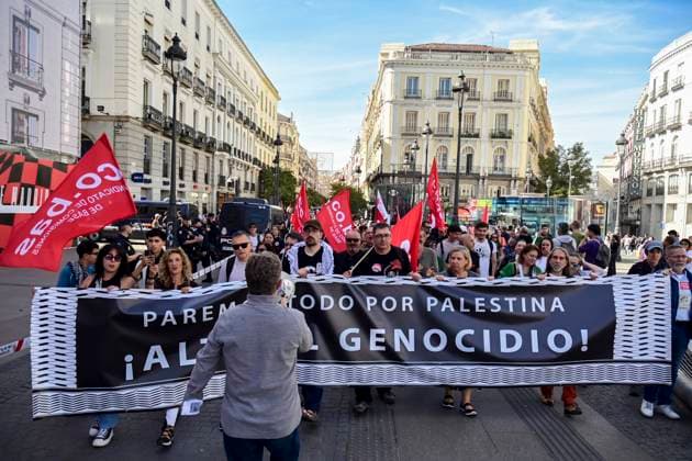 October 15, 2025, Madrid, Madrid, SPAIN: Demonstrators gather outside the Ministry of Foreign Affairs in Madrid during the general strike on October 15, 2025, held in support of the Palestinian people. The protest is part of international actions calling for an end to the offensive in Gaza and for Spain to sever relations with the Israeli government. Madrid SPAIN - ZUMAz108 20251015_znp_z108_056 Copyright: xRichardxZubelzux