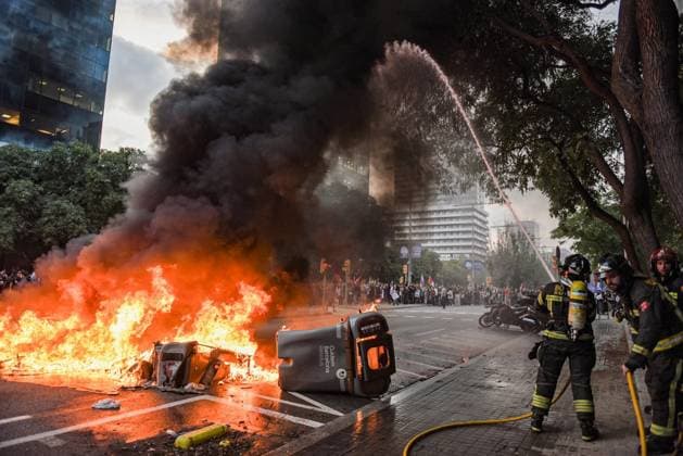 Unitary demonstration in Barcelona in favor of Palestine Firefighters extinguish the barricades of burned containers, during a unitary march of pro-Palestinian entities, organized by Prou complicitat amb Israel, in favor of Palestine, on October 15, 2025, in Barcelona, Catalonia Spain Today is called a general and student strike throughout Spain in support of the Palestinian people and in protest against the genocide in Gaza The call, promoted by several unions and pro-Palestinian associations, combines demonstrations, 24-hour strikes and partial stoppages called by UGT and CCOO The day, which seeks to make visible, according to its promoters, international complicity with the attacks in Gaza, comes just after the announcement of a first p Copyright: xAlbertoxParedesx 7029411