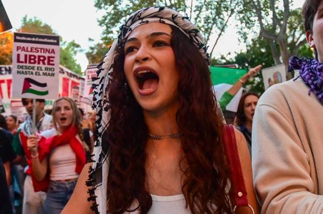 October 15, 2025, Madrid, Madrid, SPAIN: Thousands of people march between Atocha and Callao, in central Madrid, during the October 15, 2025 general strike, held in solidarity with the Palestinian people and to protest against the occupation and violence in Gaza. PODEMOS leaders such as Ione Belarra attended the protest. Madrid SPAIN - ZUMAz108 20251015_znp_z108_067 Copyright: xRichardxZubelzux