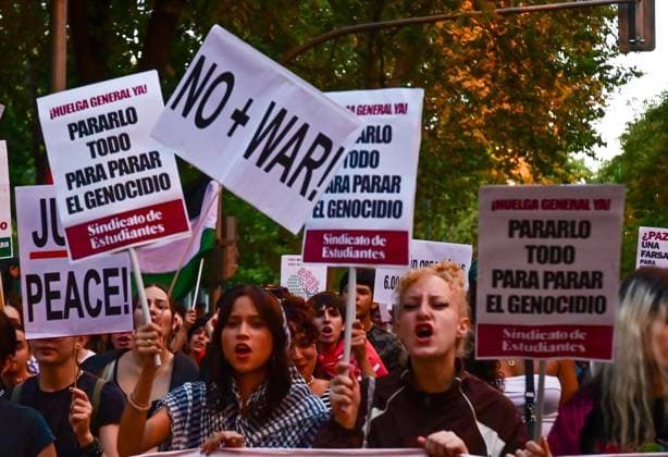 October 15, 2025, Madrid, Madrid, SPAIN: Thousands of people march between Atocha and Callao, in central Madrid, during the October 15, 2025 general strike, held in solidarity with the Palestinian people and to protest against the occupation and violence in Gaza. PODEMOS leaders such as Ione Belarra attended the protest. Madrid SPAIN - ZUMAz108 20251015_znp_z108_069 Copyright: xRichardxZubelzux