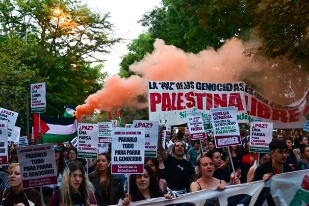 October 15, 2025, Madrid, Madrid, SPAIN: Thousands of people march between Atocha and Callao, in central Madrid, during the October 15, 2025 general strike, held in solidarity with the Palestinian people and to protest against the occupation and violence in Gaza. PODEMOS leaders such as Ione Belarra attended the protest. Madrid SPAIN - ZUMAz108 20251015_znp_z108_070 Copyright: xRichardxZubelzux