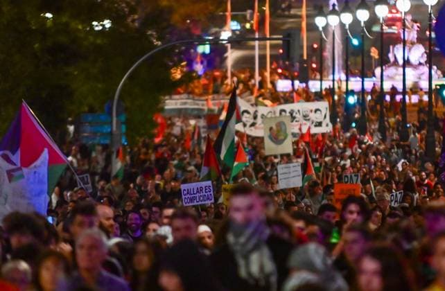 October 15, 2025, Madrid, Madrid, SPAIN: Thousands of people march between Atocha and Callao, in central Madrid, during the October 15, 2025 general strike, held in solidarity with the Palestinian people and to protest against the occupation and violence in Gaza. Madrid SPAIN - ZUMAz108 20251015_znp_z108_110 Copyright: xRichardxZubelzux