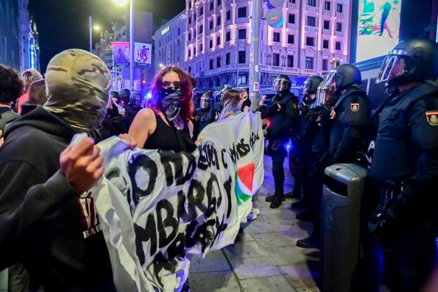 October 15, 2025, Madrid, Madrid, SPAIN: Protesters take part in a march in support of Palestine during the general strike on October 15 (15O) in Madrid, Spain. Thousands gathered to demand an end to the offensive in Gaza and to show solidarity with the Palestinian people. At the end of the demonstration, clashes broke out between a small group of protesters and SpainÃ¢â‚¬â ¢s National Police. Madrid SPAIN - ZUMAz108 20251015_znp_z108_131 Copyright: xRichardxZubelzux