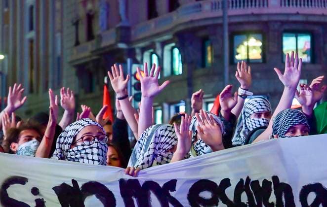 October 15, 2025, Madrid, Madrid, SPAIN: Protesters take part in a march in support of Palestine during the general strike on October 15 (15O) in Madrid, Spain. Thousands gathered to demand an end to the offensive in Gaza and to show solidarity with the Palestinian people. At the end of the demonstration, clashes broke out between a small group of protesters and SpainÃ¢â‚¬â ¢s National Police. Madrid SPAIN - ZUMAz108 20251015_znp_z108_147 Copyright: xRichardxZubelzux