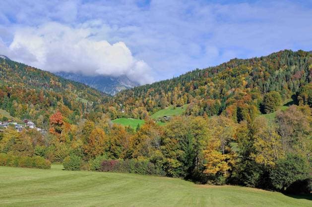 Berchtesgaden, Germany 15 10 2025 In the picture View of autumn-colored forests and meadows near Berchtesgaden in the Bavarian Alpine foothills Dense clouds cover the peaks of the Berchtesgaden Alps, while colorful deciduous trees dominate the landscape in the foreground Symbolic image for autumn, nature and climate in southern Germany Bavaria Copyright: xFotostandx xWassmuthx