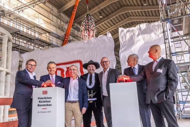Railroad station of the future Railway celebrates topping-out ceremony at the historic Bonatzbau in Stuttgart From left Jens Borgschulte, Member of the Management Board Ed Züblin AG, Dr Frank Nopper, Mayor of Stu