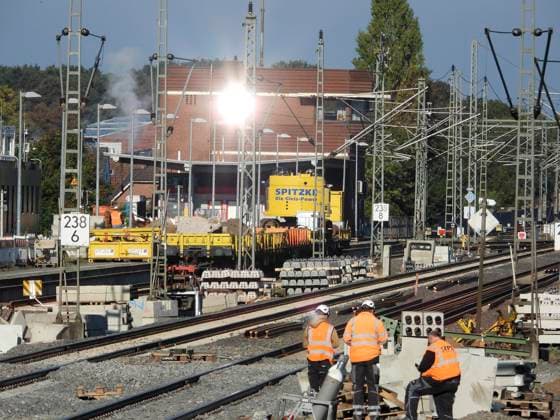 CNTV BAHNSANIERUNG Work at Buechen station in Lower Saxony during the general refurbishment DB Bahn workers wearing protective clothing are working on the ICE line with excavator crane on new tracks laying bridge sections rails and concrete sleepers Construction work on the line between Hamburg and Berlin is proceeding according to plan Buechen October 2025 Lower Saxony