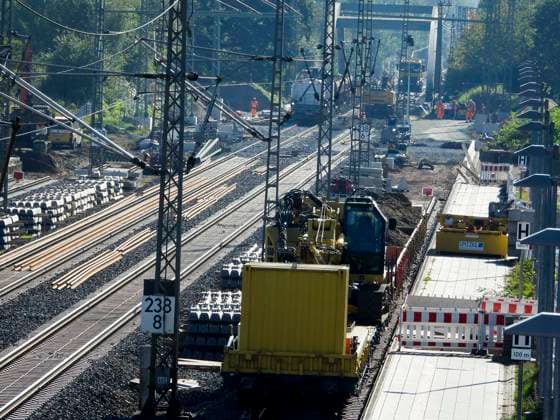 CNTV BAHNSANIERUNG Work at Buechen station in Lower Saxony during general refurbishment DB Bahn workers wearing protective clothing work on the ICE line with excavator crane on new tracks lay bridge sections rails and concrete sleepers Construction work on the line between Hamburg and Berlin is proceeding according to plan Buechen October 2025 Lower Saxony Germany