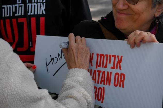 October 19, 2025, New York, New York, USA: Participants at the March for the Hostages in Central Park write â€oeWelcome Home†messages on signs of the released hostages, as part of a gathering celebrating their return. New York USA - ZUMAa266 20251019_znp_a266_001 Copyright: xLirixAgamix