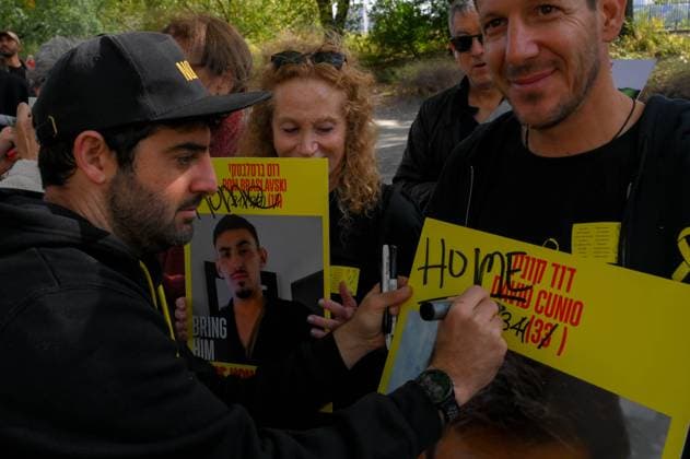 October 19, 2025, New York, New York, USA: Participants at the March for the Hostages in Central Park mark Home†on signs of the released hostages, as part of a gathering celebrating their return. New York USA - ZUMAa266 20251019_znp_a266_002 Copyright: xLirixAgamix