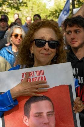 October 19, 2025, New York, New York, USA: Participants at the March for the Hostages in Central Park write â€oeWelcome Home†messages on signs for the released hostages, as part of a gathering celebrating their return, and calling the release of all the remaining deceased hostages. New York USA - ZUMAa266 20251019_znp_a266_003 Copyright: xLirixAgamix
