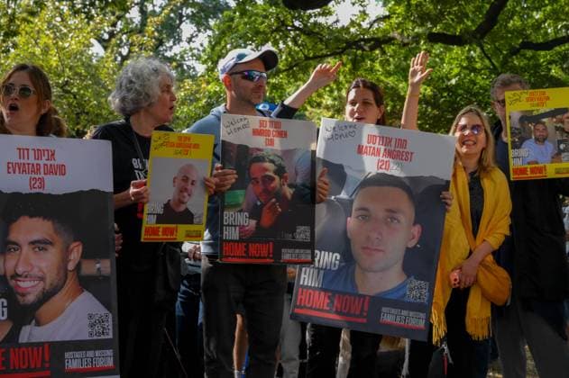 October 19, 2025, New York, New York, USA: Participants at the March for the Hostages in Central Park write â€oeWelcome Home†messages on signs for the released hostages, as part of a gathering celebrating their return, and calling the release of all the remaining deceased hostages. New York USA - ZUMAa266 20251019_znp_a266_004 Copyright: xLirixAgamix