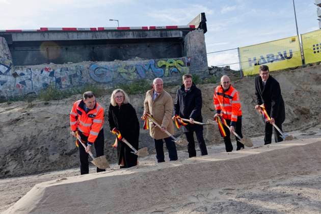 Start of reconstruction of the A100 Ringbahn bridge 2025 10 20 Germany, Berlin First symbolic ground-br